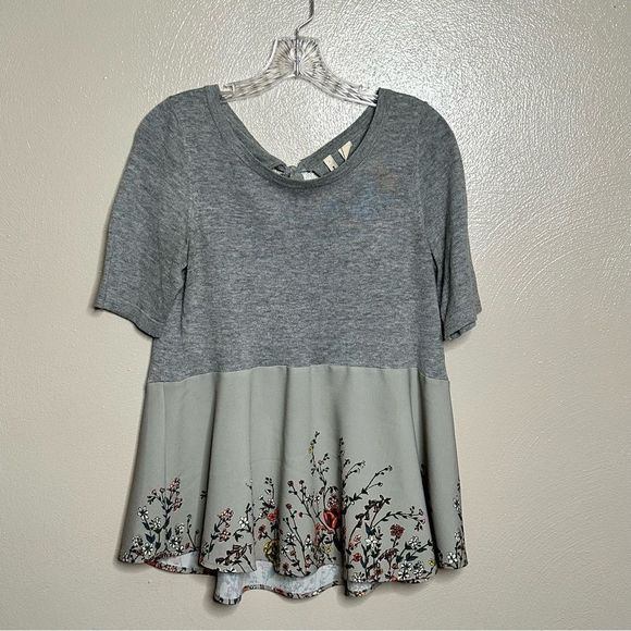 Moth Tops - ANTHROPOLOGIE MOTH Gray Knit Baby Doll Floral Top Keyhole Back Size Small